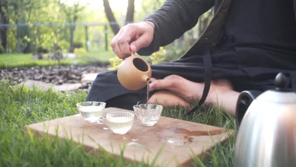 Mistrz Qigong Przygotowuje Ceremonię Herbaty Przed Jogą Medytacją — Wideo stockowe