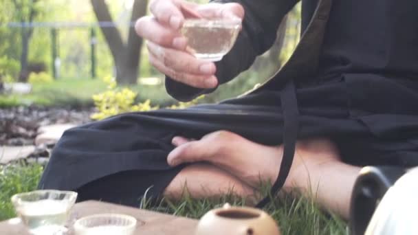 Een Qigong Meester Bereidt Een Theeceremonie Voor Voor Yoga Meditatie — Stockvideo