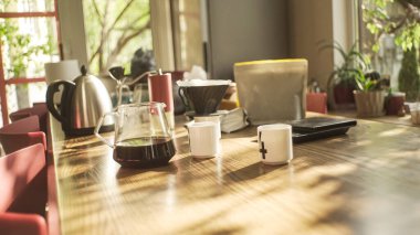 Qigong ustası V60 kahve yapar.