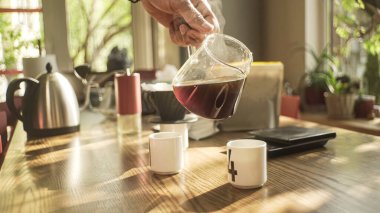 Qigong ustası V60 kahve yapar.