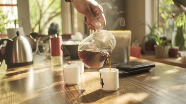 Qigong ustası V60 kahve yapar.