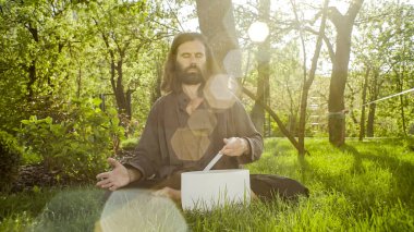 Bir qigong ustası gong ve kristal kase kullanarak meditasyon yapar, Kristal Tibet şarkı kasesi, bir usta vücut için enerji alır.