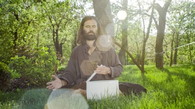 Bir qigong ustası gong ve kristal kase kullanarak meditasyon yapar, Kristal Tibet şarkı kasesi, bir usta vücut için enerji alır.