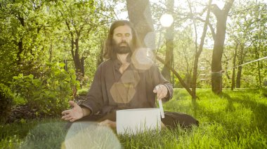 Bir qigong ustası gong ve kristal kase kullanarak meditasyon yapar, Kristal Tibet şarkı kasesi, bir usta vücut için enerji alır.