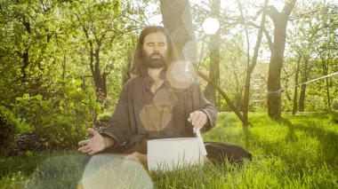 Bir qigong ustası gong ve kristal kase kullanarak meditasyon yapar, Kristal Tibet şarkı kasesi, bir usta vücut için enerji alır.