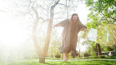 Bir qigong ustası ipte yürür ve dengesini korur.