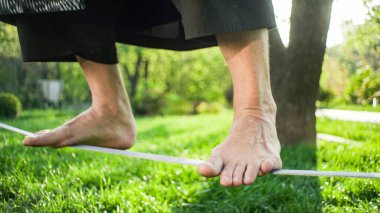 Bir qigong ustası ipte yürür ve dengesini korur.