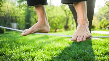 Bir qigong ustası ipte yürür ve dengesini korur.