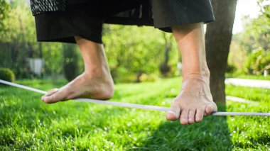 Bir qigong ustası ipte yürür ve dengesini korur.