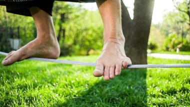 Bir qigong ustası ipte yürür ve dengesini korur.