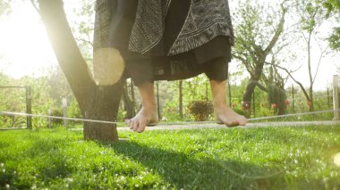 Bir qigong ustası ipte yürür ve dengesini korur.