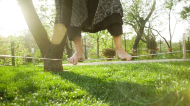 Bir qigong ustası ipte yürür ve dengesini korur.