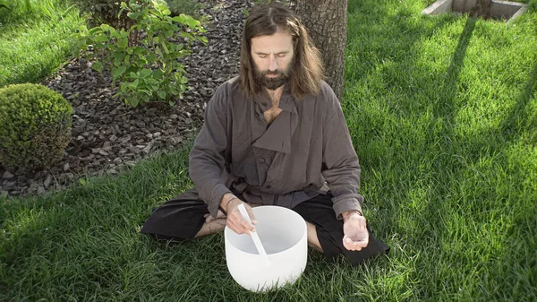 Maestro Del Qigong Lleva Cabo Meditación Usando Gong Tazón Cristal — Foto de Stock
