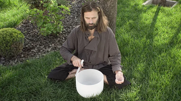 Maestro Del Qigong Lleva Cabo Meditación Usando Gong Tazón Cristal —  Fotos de Stock