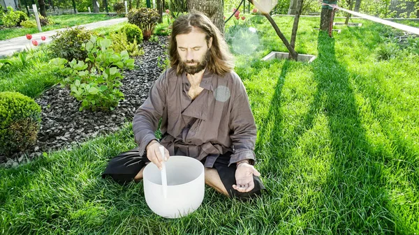 Qigong Mester Vezeti Meditáció Segítségével Egy Gong Kristály Tál Kristály — Stock Fotó