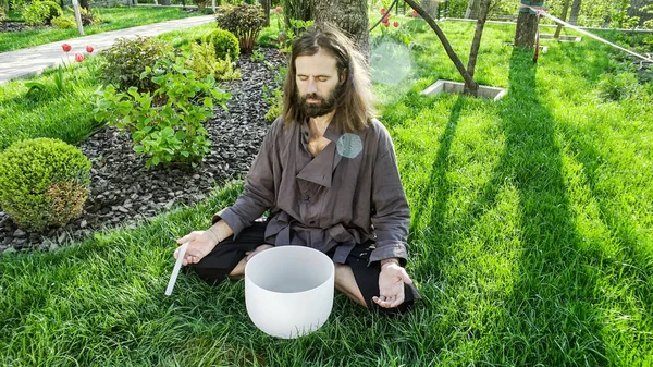 Maestro Del Qigong Lleva Cabo Meditación Usando Gong Tazón Cristal —  Fotos de Stock