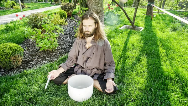 Maestro Del Qigong Lleva Cabo Meditación Usando Gong Tazón Cristal —  Fotos de Stock