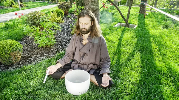 Maestro Del Qigong Lleva Cabo Meditación Usando Gong Tazón Cristal —  Fotos de Stock