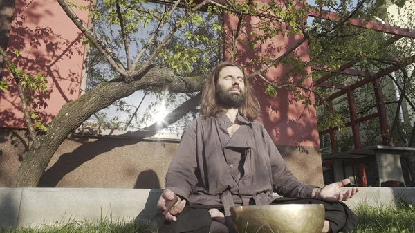 Maestro Del Qigong Lleva Cabo Meditación Usando Gong Tazón Cristal —  Fotos de Stock