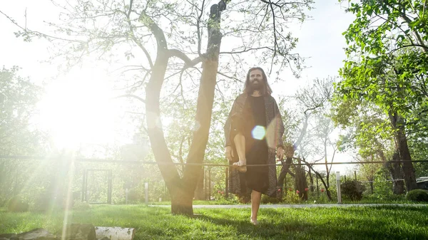 Maestro Del Qigong Camina Sobre Una Cuerda Manteniendo Equilibrio —  Fotos de Stock