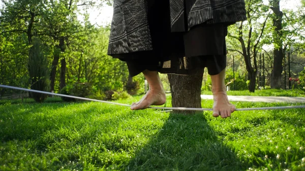 Maestro Del Qigong Camina Sobre Una Cuerda Manteniendo Equilibrio — Foto de Stock