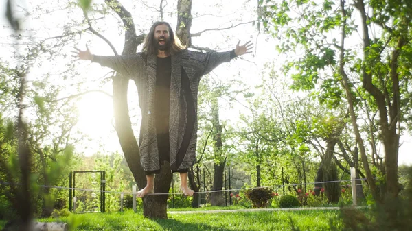 Maestro Del Qigong Camina Sobre Una Cuerda Manteniendo Equilibrio —  Fotos de Stock