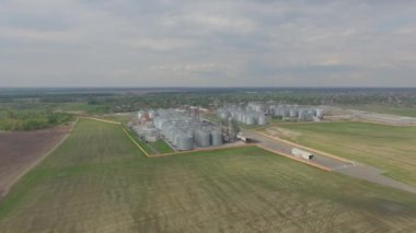 İnsansız hava aracı tahıl ambarının yakınında dev metal yapılar, tahıl tankları, tarım lojistiği, ihracat veya tahıl depolama için kullanılır.