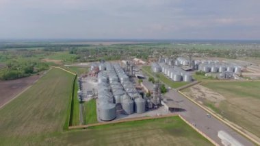 İnsansız hava aracı tahıl ambarının yakınında dev metal yapılar, tahıl tankları, tarım lojistiği, ihracat veya tahıl depolama için kullanılır.