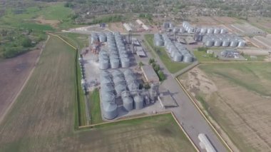 İnsansız hava aracı tahıl ambarının yakınında dev metal yapılar, tahıl tankları, tarım lojistiği, ihracat veya tahıl depolama için kullanılır.