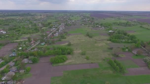 Le drone survole le village, les jardins et les maisons dans lesquels vivent les villageois, les villageois cultivent la terre pour obtenir une récolte 