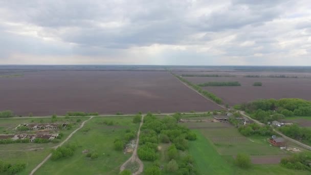 Dron Vuela Sobre Pueblo Jardines Casas Las Que Viven Los — Vídeo de stock