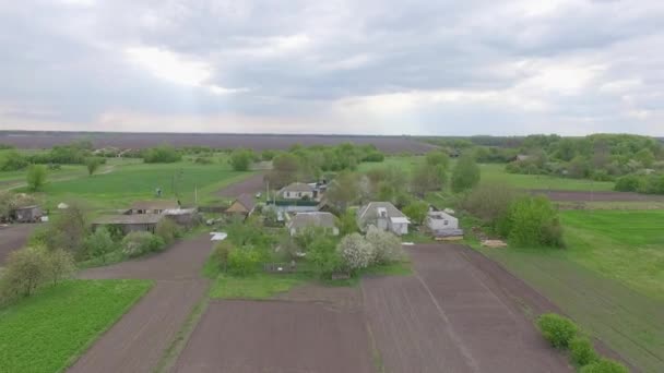 Drone Vliegt Het Dorp Tuinen Huizen Waarin Dorpelingen Wonen Dorpelingen — Stockvideo