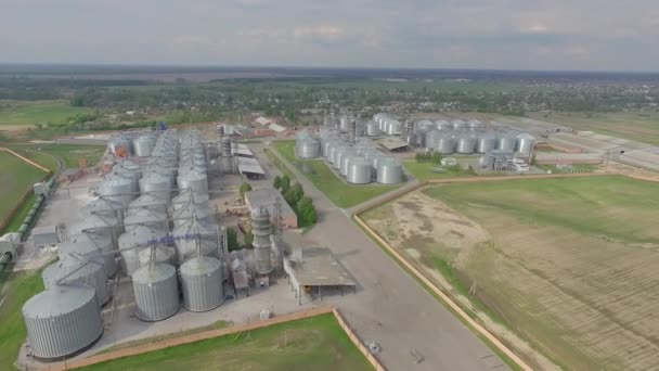 Die Drohne Fliegt Der Nähe Der Kornkammer Mit Riesigen Metallstrukturen — Stockvideo