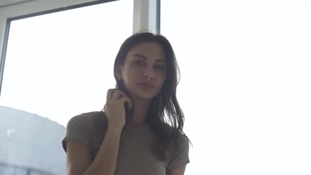 Una Modelo Sexy Posa Atardecer Apartamento Con Ventanas Panorámicas Emoción — Vídeos de Stock