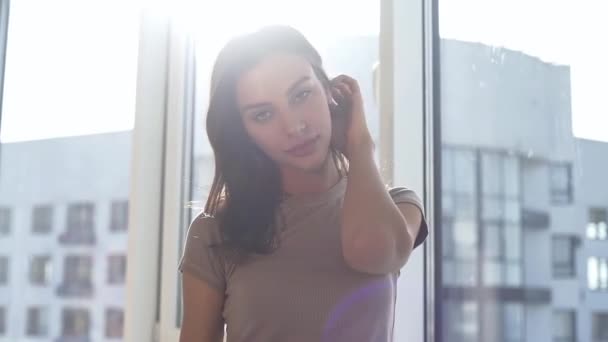 Una Modelo Sexy Posa Atardecer Apartamento Con Ventanas Panorámicas Emoción — Vídeos de Stock