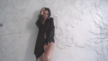 Günbatımında seksi bir manken panoramik pencerelerle evinde poz veriyor. Duygu dolu akşam havası sakin, şehir ve Dinyeper nehri dışında..