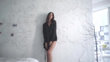 Günbatımında seksi bir manken panoramik pencerelerle evinde poz veriyor. Duygu dolu akşam havası sakin, şehir ve Dinyeper nehri dışında..