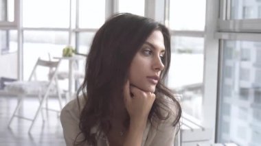 Günbatımında seksi bir manken panoramik pencerelerle evinde poz veriyor. Duygu dolu akşam havası sakin, şehir ve Dinyeper nehri dışında..