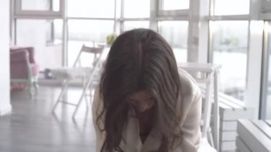 Günbatımında seksi bir manken panoramik pencerelerle evinde poz veriyor. Duygu dolu akşam havası sakin, şehir ve Dinyeper nehri dışında..