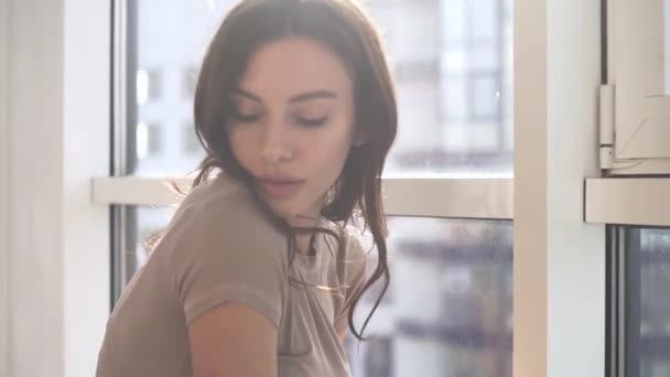 Mannequin Sexy Pose Coucher Soleil Dans Son Appartement Avec Des — Video
