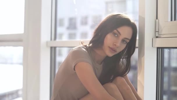 Sexig Modell Poserar Vid Solnedgången Hennes Lägenhet Med Panoramafönster Känslor — Stockvideo