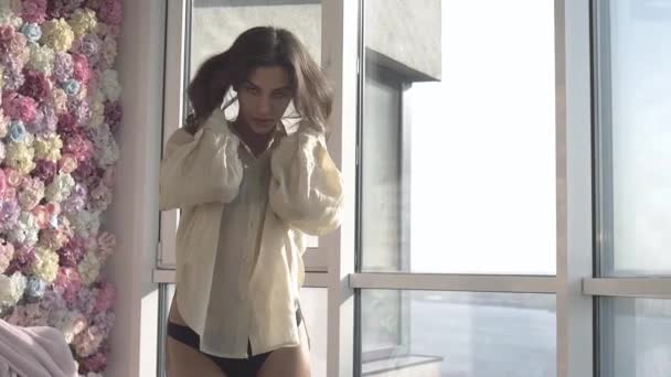 Сексуальна Модель Постає Заході Сонця Квартирі Панорамними Вікнами Спокійний Настрій — стокове відео