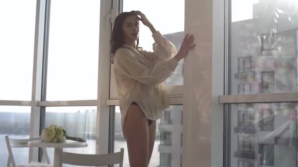 Sexy Modelka Pózuje Při Západu Slunce Svém Bytě Panoramatickými Okny — Stock video