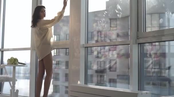 Egy Szexi Modell Pózol Naplementekor Lakásában Panorámás Ablakokkal Érzelem Este — Stock videók