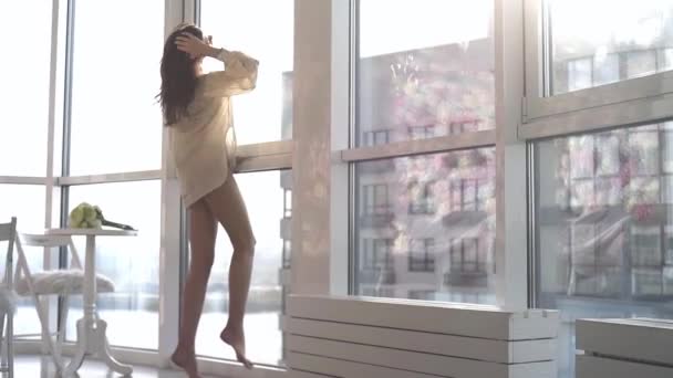 Una Modelo Sexy Posa Atardecer Apartamento Con Ventanas Panorámicas Emoción — Vídeo de stock