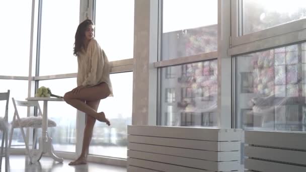 Una Modelo Sexy Posa Atardecer Apartamento Con Ventanas Panorámicas Emoción — Vídeos de Stock