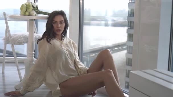 Sexig Modell Poserar Vid Solnedgången Hennes Lägenhet Med Panoramafönster Känslor — Stockvideo