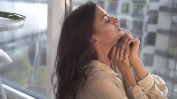 Сексуальная Модель Позирует Закате Своей Квартире Панорамными Окнами Эмоция Вечером — стоковое видео