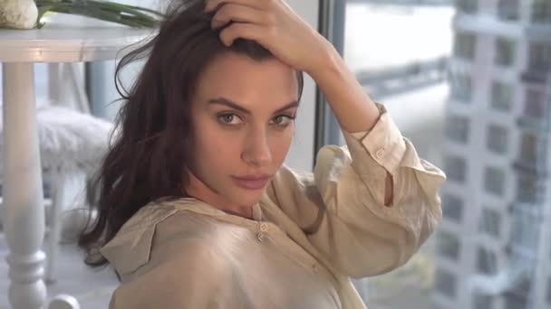Een Sexy Model Poseert Bij Zonsondergang Haar Appartement Met Panoramische — Stockvideo