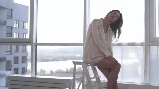 Una Modelo Sexy Posa Atardecer Apartamento Con Ventanas Panorámicas Emoción — Vídeo de stock